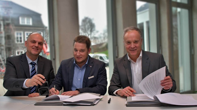 Die Verträge für den Betrieb des „Gartenbades für alle“ sind unterschrieben (v.l.): Torsten Rothstein und Malte Hübsche (beide von der Gesellschaft „Schwimmen in Waldbröl“) mit Waldbröls Bürgermeister Peter Koester im neuen Bürgerdorf am Alsberg.