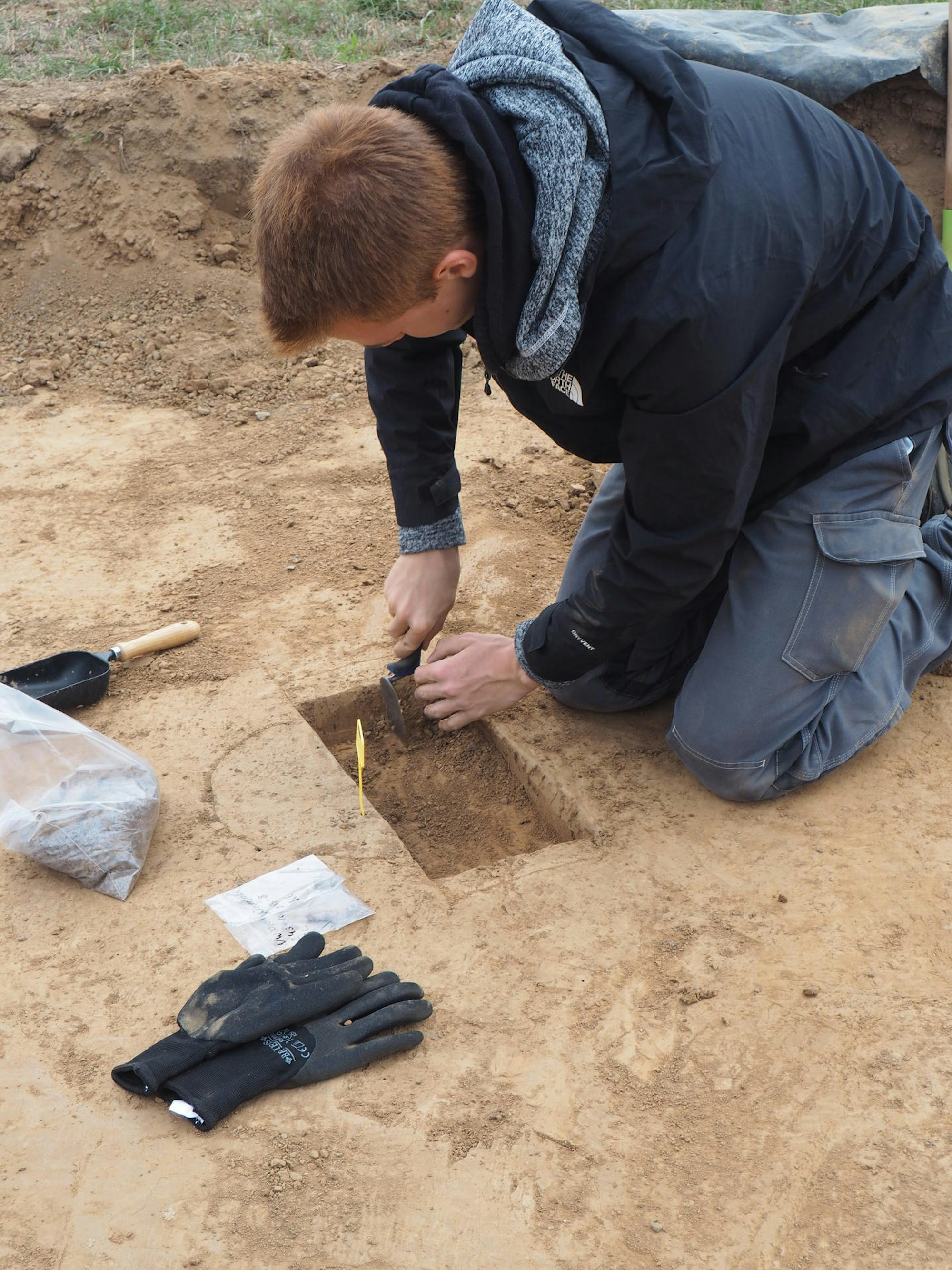 Einer der Archäologen bei den Grabungen in Pulheim.