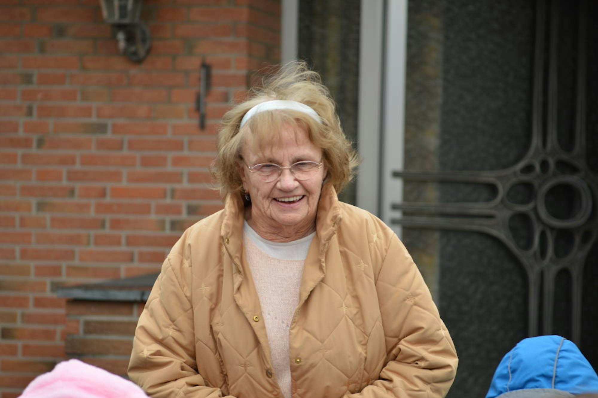 Die Rentnerin Anneliese Metzmacher freut sich über die Hilfe.