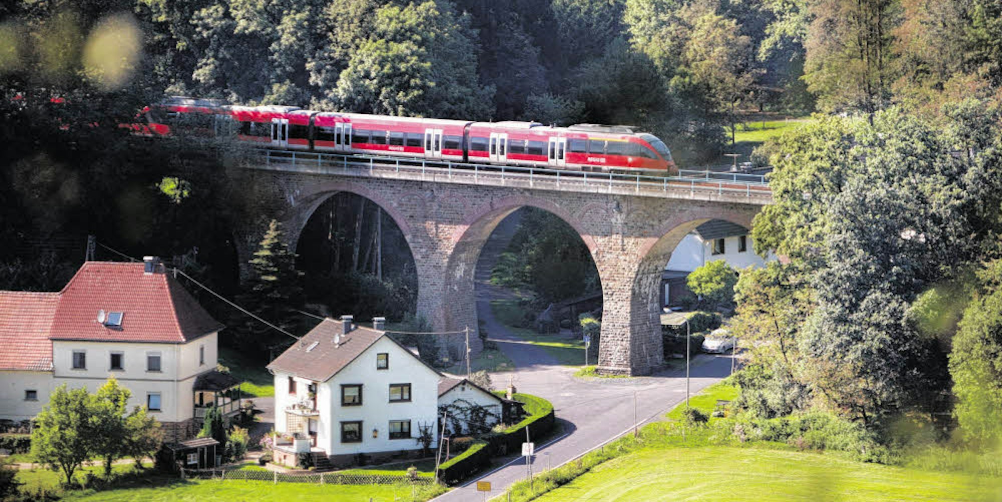 Das 1909 erbaute Bombacher Viadukt bei Overath verband die Sülztal- mit der Aggertalstrecke.