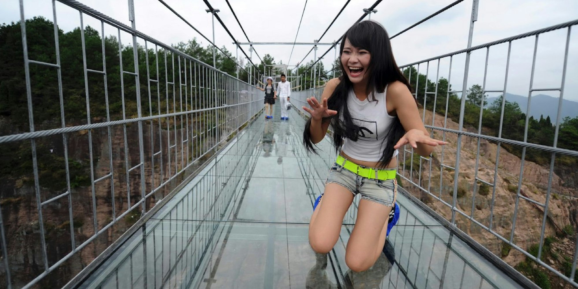 Nichts für Menschen mit Höhenangst: Die neu eröffnete, 300 Meter lange Brücke mit Glasboden im Shiniuzhai Nationalpark in der chinesischen Provinz Hunan heißt auf deutsch „Brücke der Tapferen“. Der Spaziergang mit Blick in die 180 Meter tiefe Schlucht ist nicht ganz ohne.