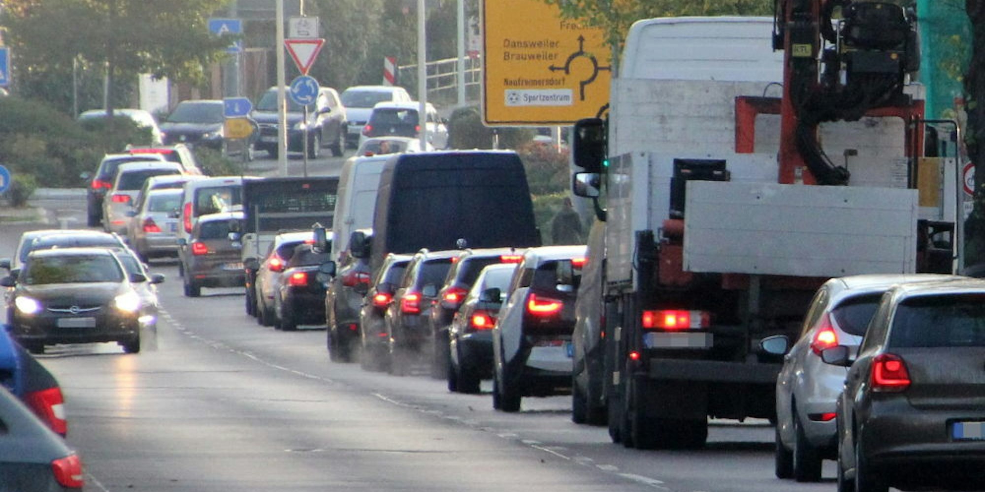 Für Montagmorgen waren Verkehrsbehinderungen infolge der Inbetriebnahme der Pförtnerampel an der Stadtgrenze zwischen Frechen und Köln befürchtet worden.
