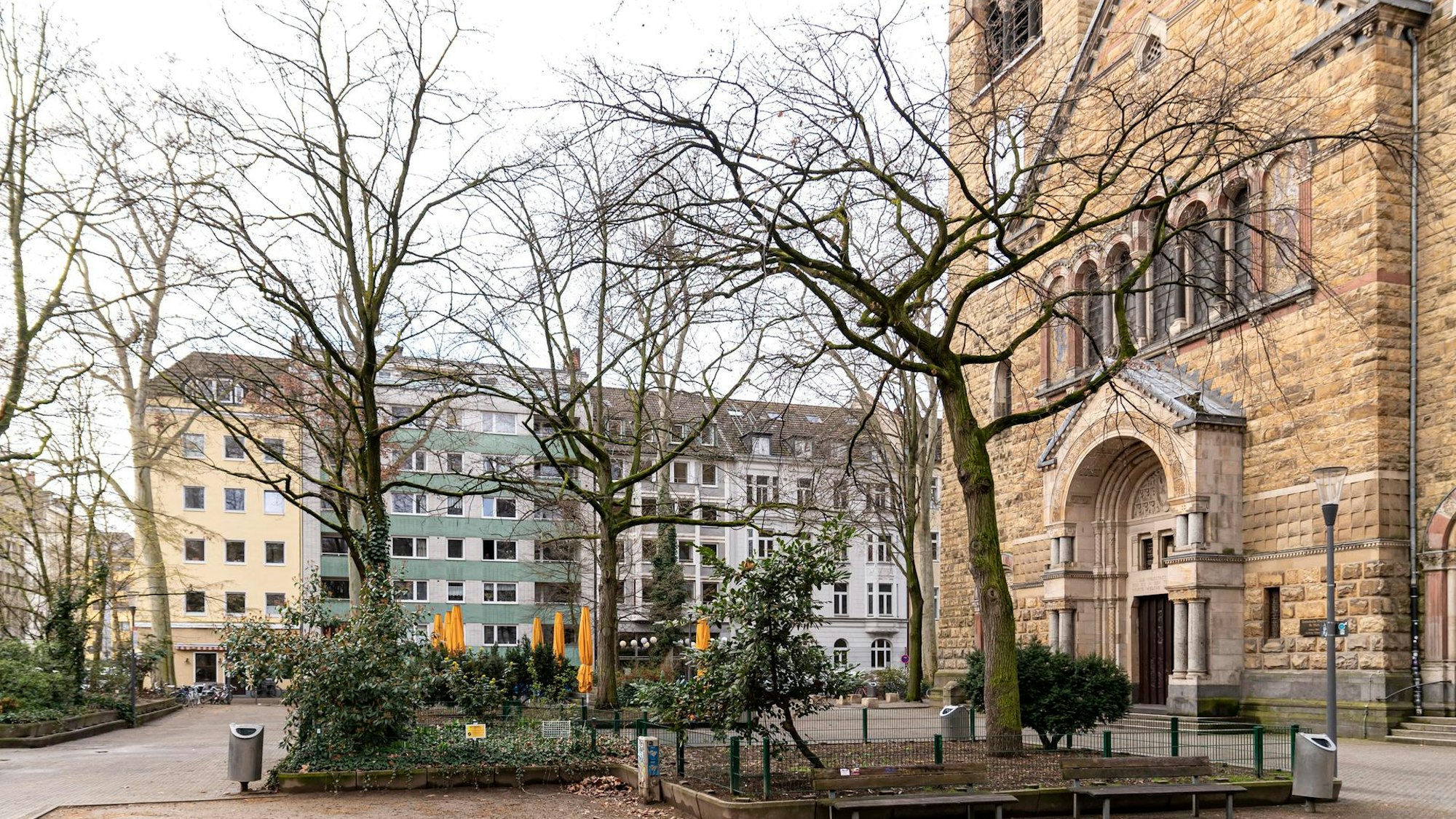 Der Brüsseler Platz mit dem Portal der Kirche St. Michael im Belgischen Viertel. In unmittelbarer Nähe liegt die alte WG.