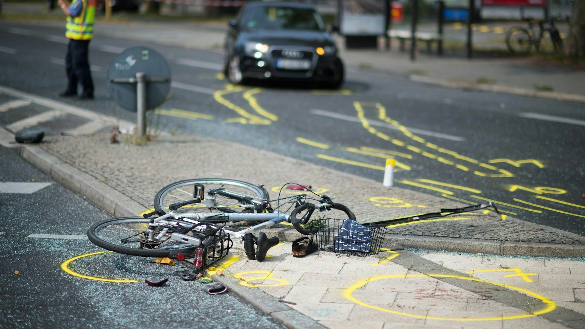 Ein Fahrrad liegt nach einem Unfall auf der Straße.