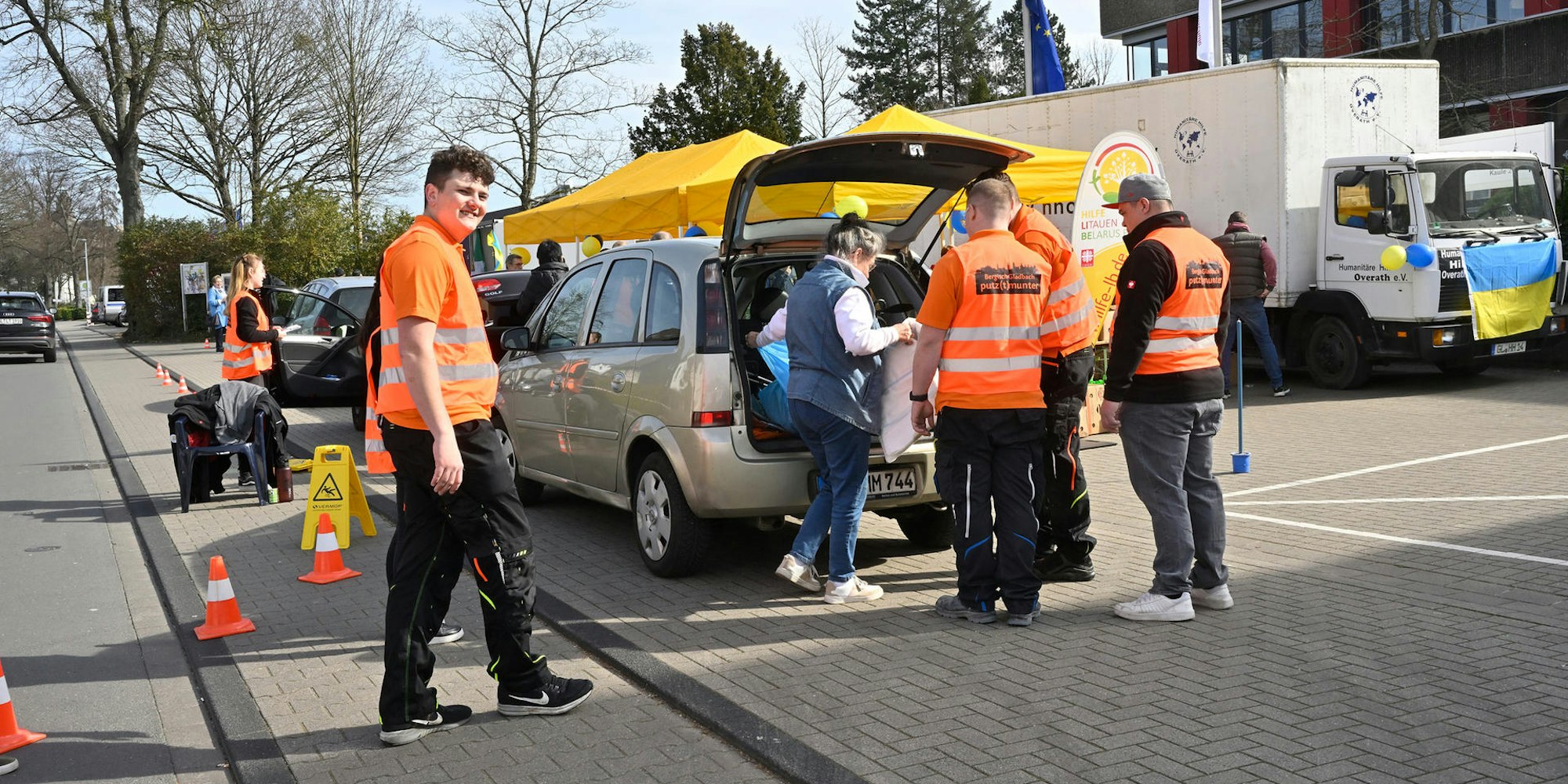 In einem Drive-In konnten Spenden für den Ukraine-Hilfskonvoi der Vereine Hilfe Litauen Belarus und Humanitäre Hilfe Overath abgegeben werden. Tim Oppermann half mit Karnevalisten.