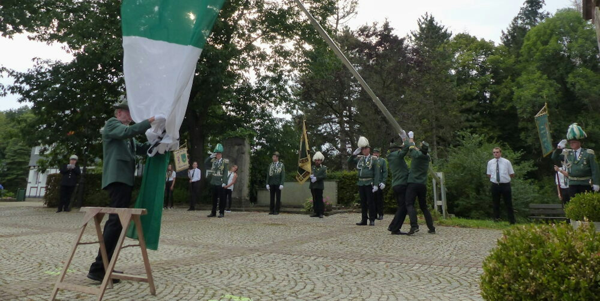 Vor St. Anna wird die Fahne gehisst.