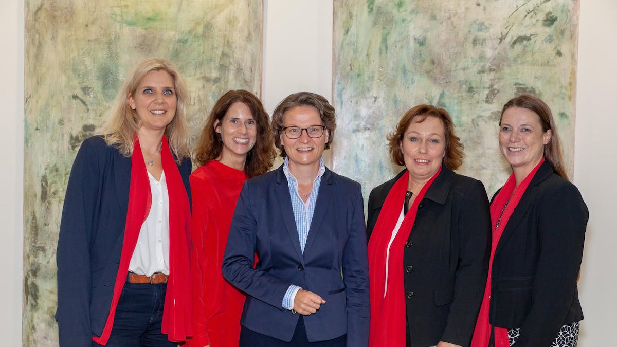 Claudia Steinfort von S Immobilienpartner (links) begrüßte auf dem Sommerfest der „Frauen in der Immobilienwirtschaft“ mit ihrer Regionalgruppe Rheinland Landes-Ministerin Ina Scharrenbach (Mitte).