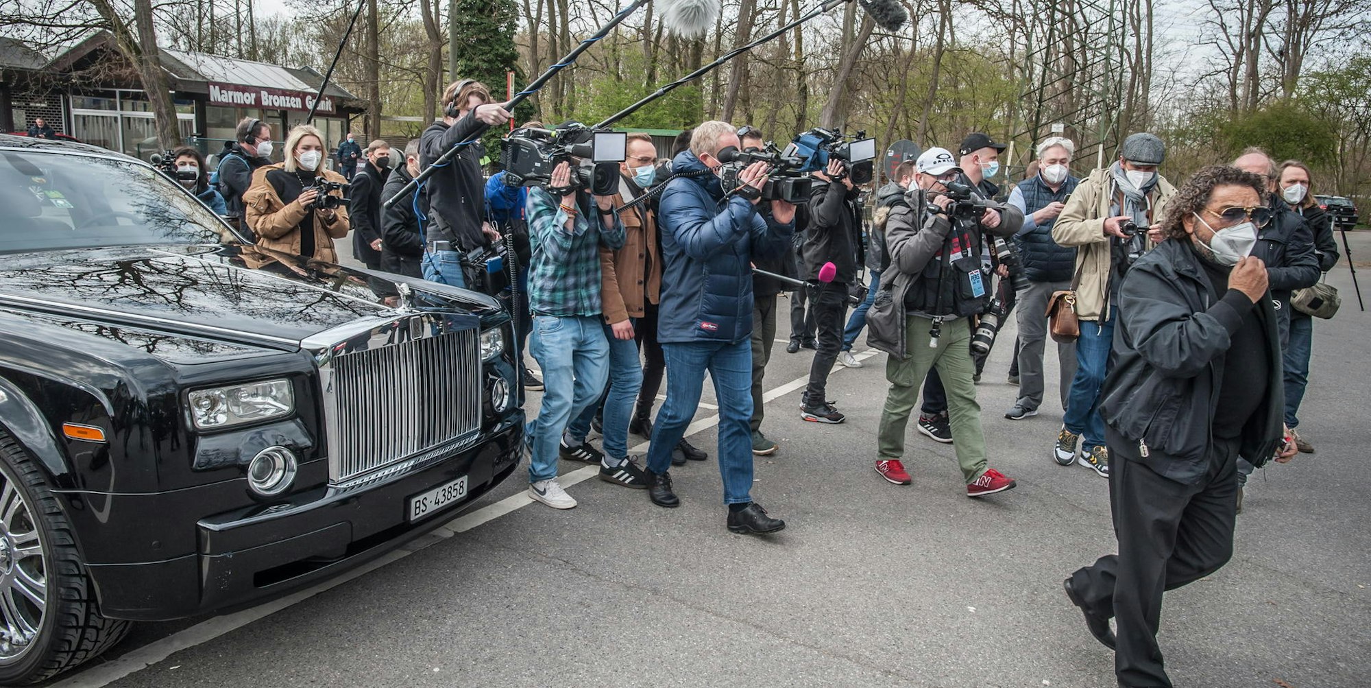 Presse, Funk und Fernsehen wurden nicht enttäuscht: Das Familienoberhaupt Jan Goman kam im Rolls Royce.