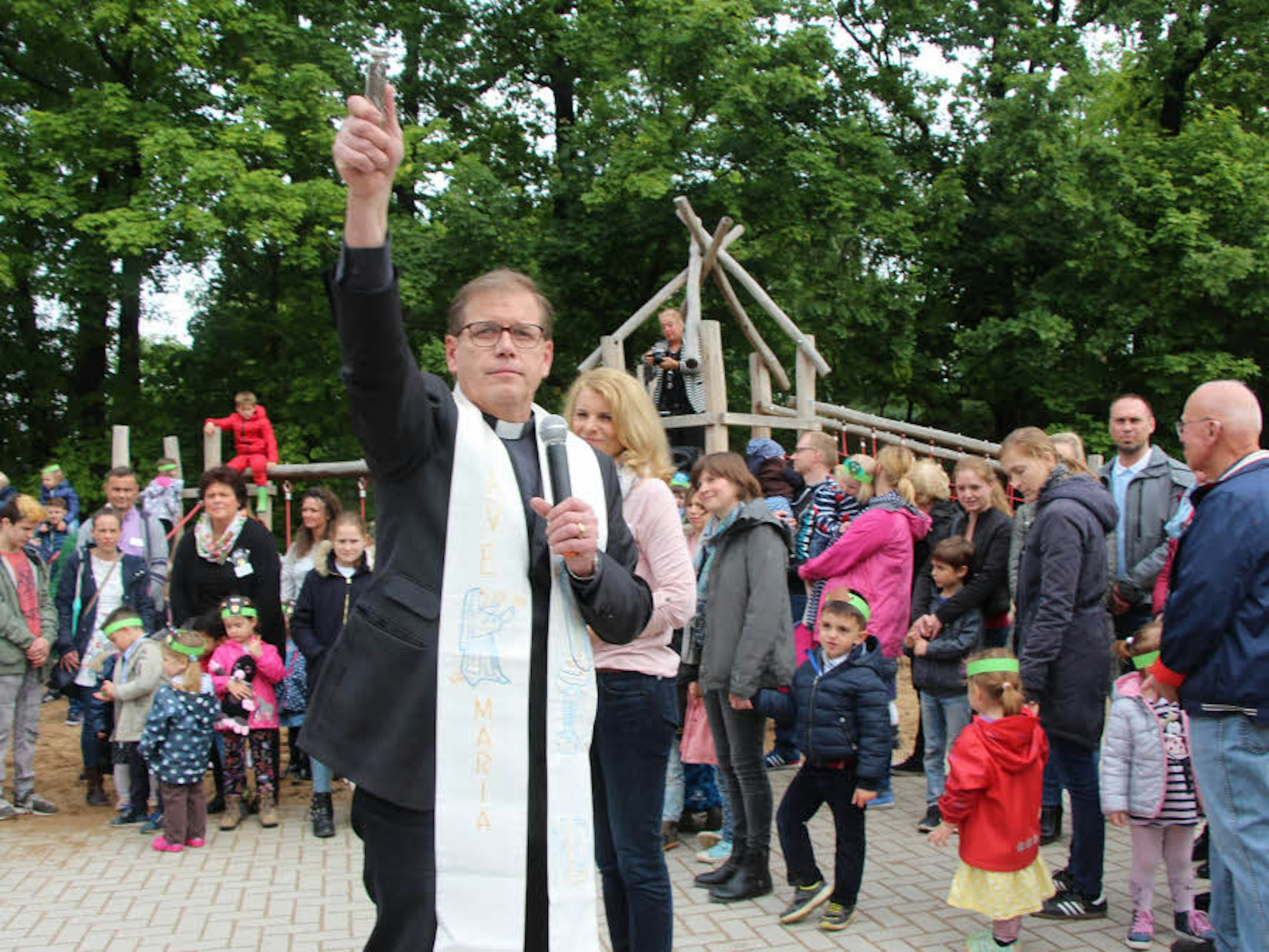 Pfarrer Markus Polders segnete den Kindergarten im Neubaugebiet.