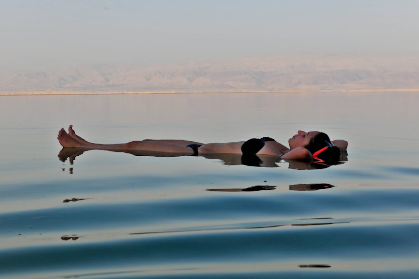 Der hohe Salzgehalt des Toten Meeres von rund 30 Prozent lässt Urlauber an der Wasseroberfläche schwimmen.