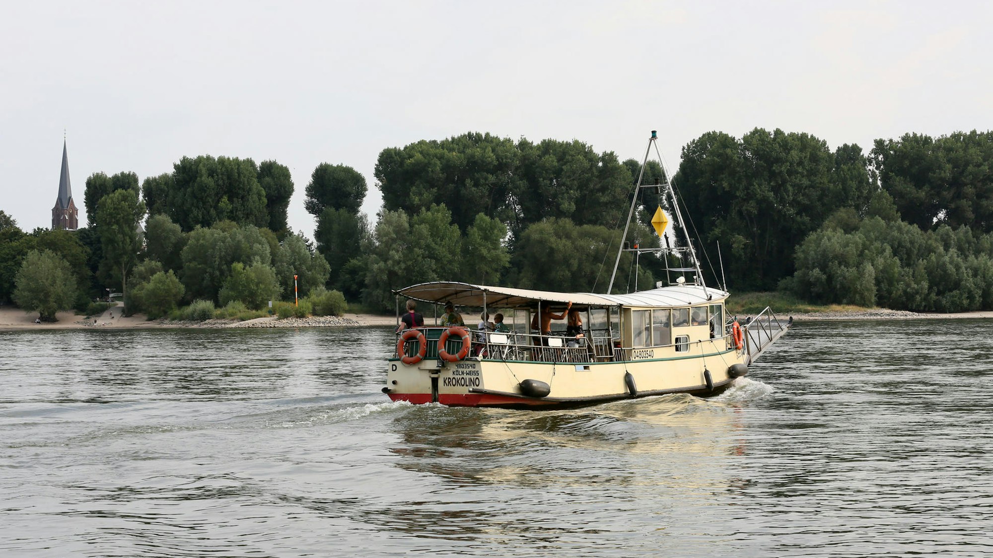 Die Fähre Krokolino überquert den Rhein.