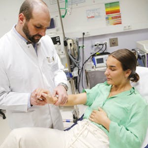 Abtasten: Chefarzt Dr. Emmanouil Skouras zeigt bei einem Pressetermin die typischen Verletzungsstellen.