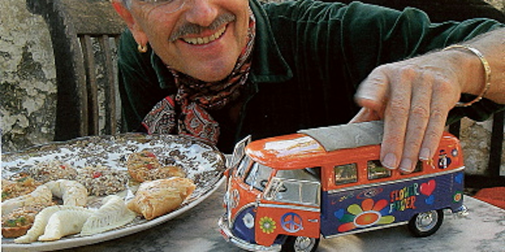 Glücklich und frei auf seiner Insel: Armin Heinemann mit einem Symbol der Hippie-Bewegung - einem bemalten VW-Bus.