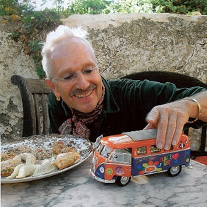 Glücklich und frei auf seiner Insel: Armin Heinemann mit einem Symbol der Hippie-Bewegung - einem bemalten VW-Bus.