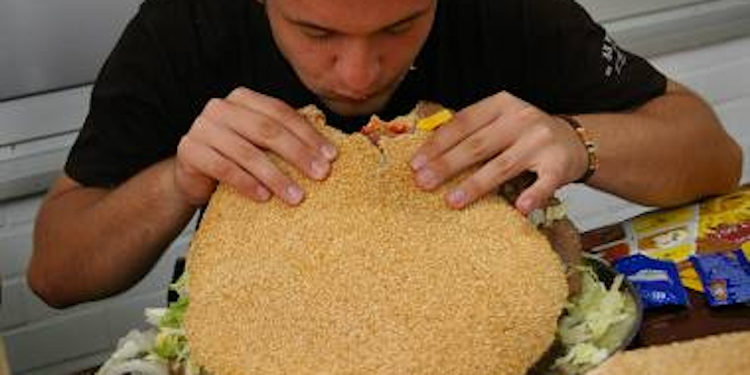 Tobi Höller bestellte sich den Monster-Burger mit 800 Gramm Fleisch. (Bild: Höller)