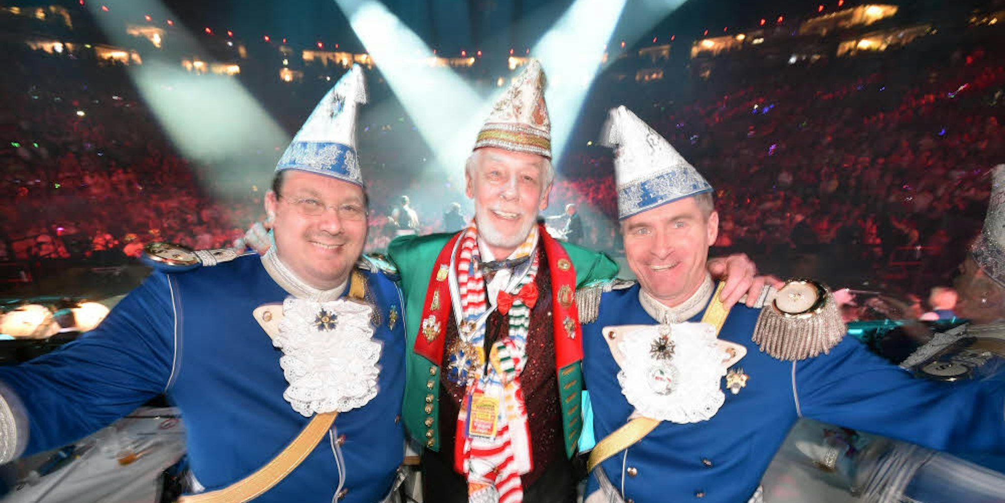 Volles Haus an allen Tagen: Zusammen mit den Traditionsgesellschaften im großen Elferrat, hier den Blauen Funken, präsidiert Wolfgang Nagel für 10.000 Besucher das karnevalistische Programm.