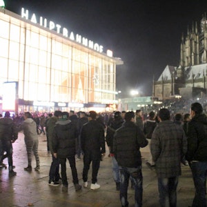 Die Szenerie am Kölner Hauptbahnhof in der Silvesternacht