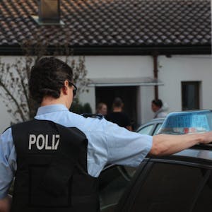 Die Polizei klärte im vergangenen Jahr im Rhein-Erft-Kreis alle Straftaten gegen das Leben auf. Das Foto zeigt ein Haus in Hürth, in dem Ende März 2019 eine 70 Jahre alte Frau tot aufgefunden worden war.