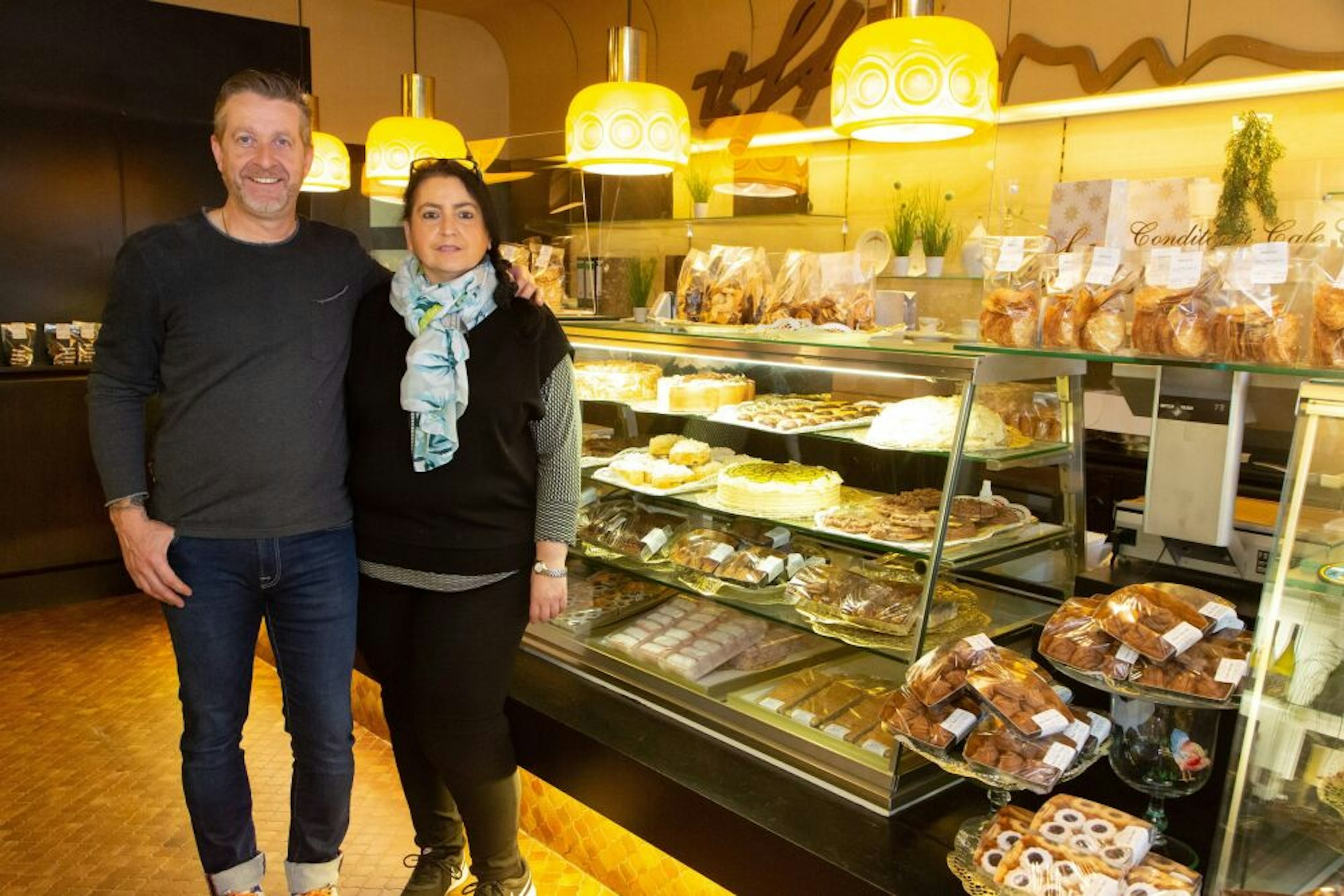 Astrid und Jörg Freyer freuen sich, dass in ihrem Café von Sturm wenigstens der Verkauf an der Theke wieder möglich ist.