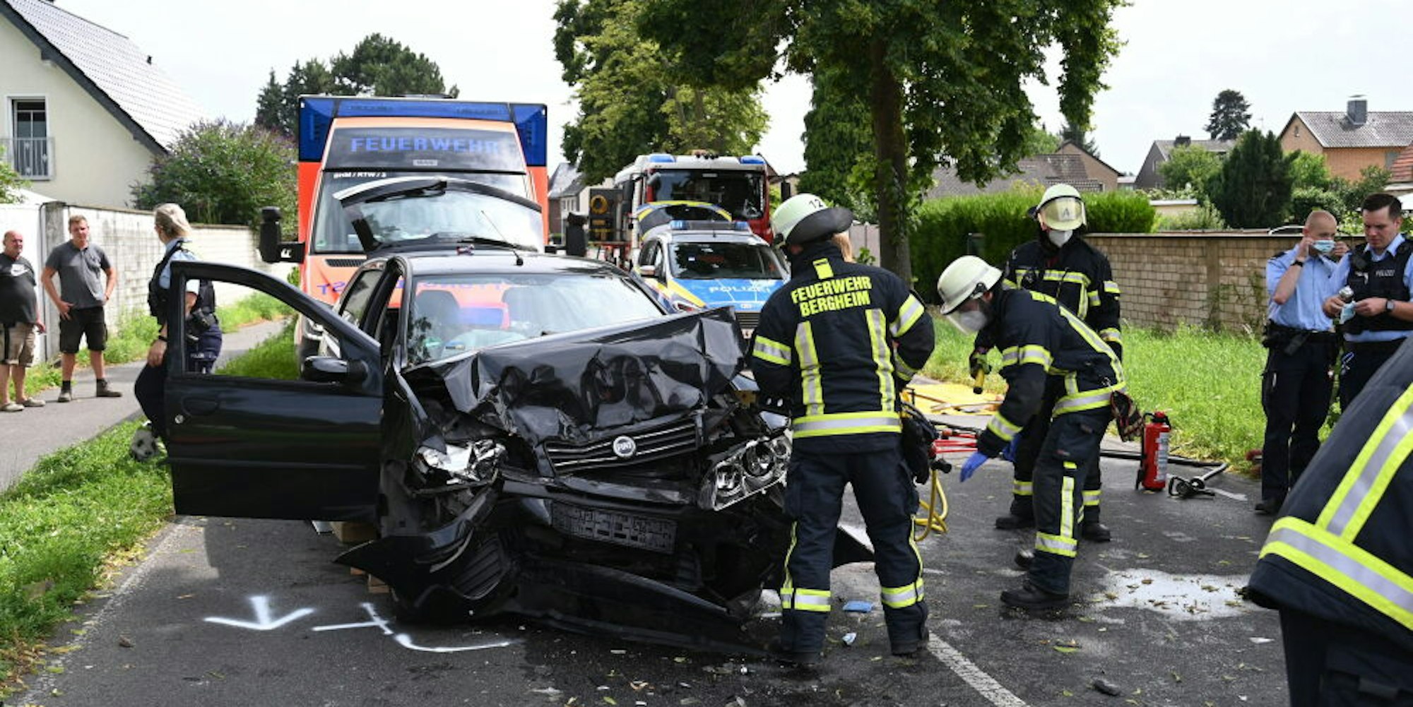 Drei Menschen sind bei einem Unfall auf der Krefelder Straße verletzt worden.