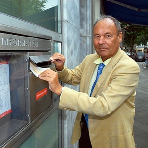 Dr. Peter Feldhausen vor dem Briefkasten der Stadt-Sparkasse.