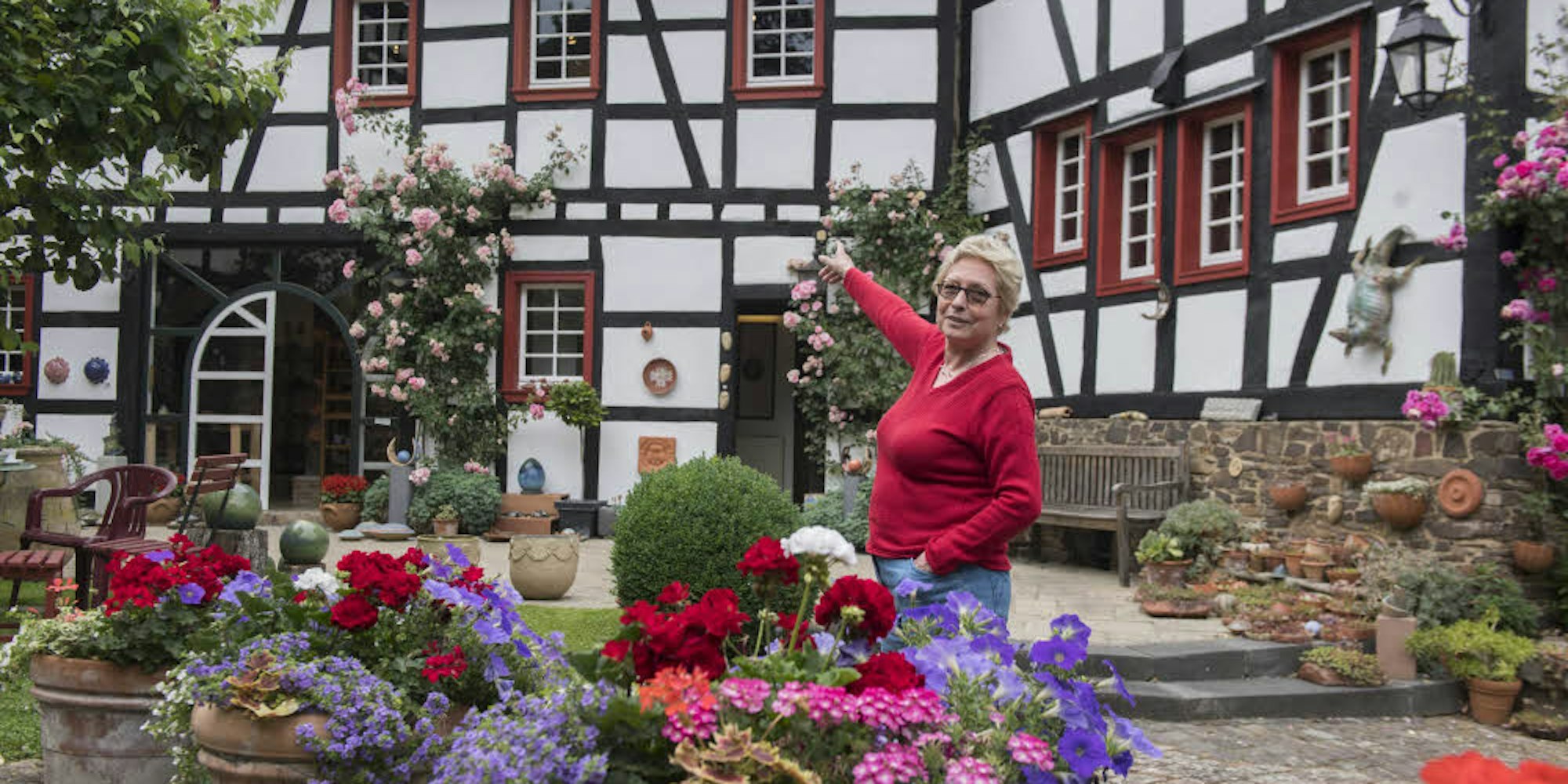 Unzählige Stunden Arbeit stecken im prächtigen Garten und Hof von Ulla Schmitz-Kühl in Flamersheim.