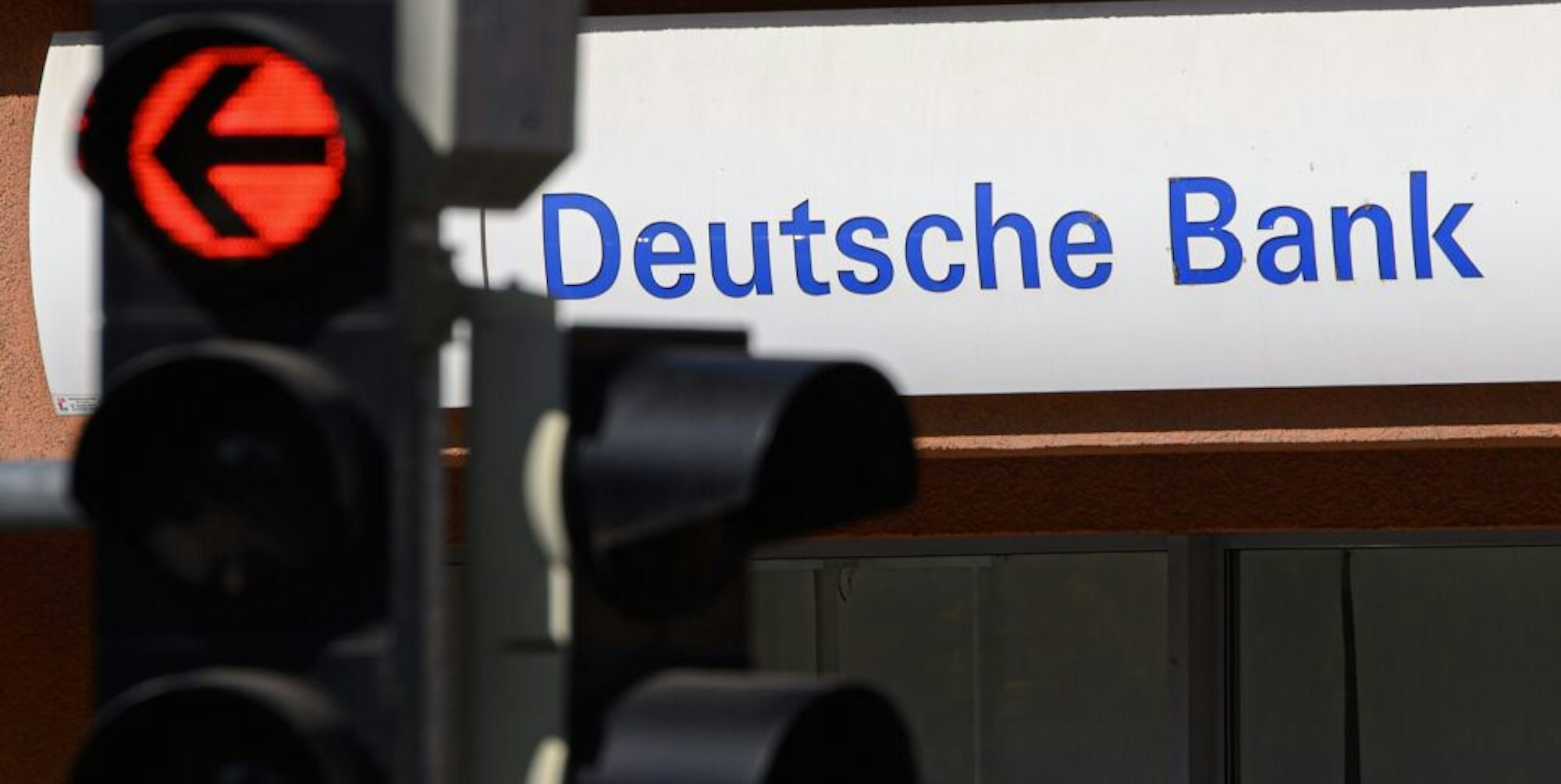 100 Niederlassungen der Deutschen Bank werden geschlossen.