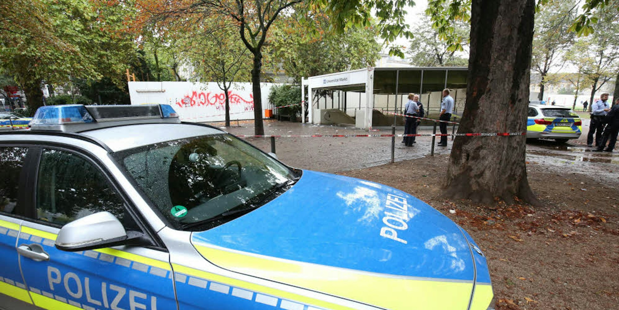 Rund um den U-Bahn-Zugang Universität/Markt am Bonner Hofgarten sicherte die Polizei am Sonntag nach der gewalttätigen Auseinandersetzung Spuren.