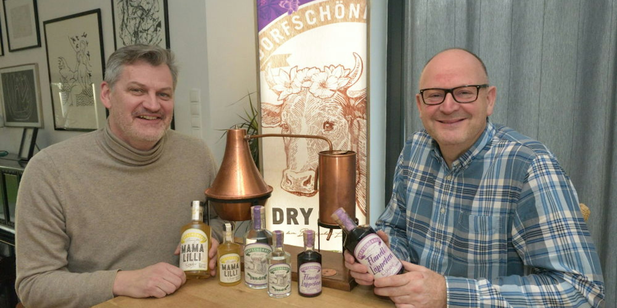 Sie haben den Bergischen Gin kreiert und daraus in Odenthal mit Dorfschönheits-Spirits ein erfolgreiches Geschäftsmodell gemacht: Thomas Kricsfalussy (l.) und Christian Link-Egbers.