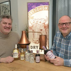 Sie haben den Bergischen Gin kreiert und daraus in Odenthal mit Dorfschönheits-Spirits ein erfolgreiches Geschäftsmodell gemacht: Thomas Kricsfalussy (l.) und Christian Link-Egbers.
