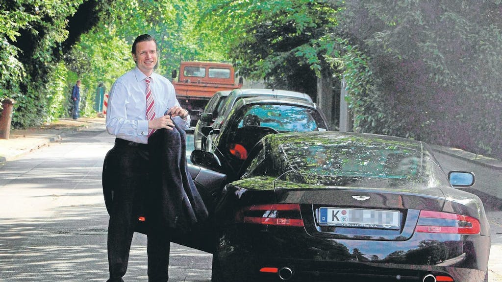 Geschmack hat er: Stefan Seitz (47) an der Tür seines Aston Martin.