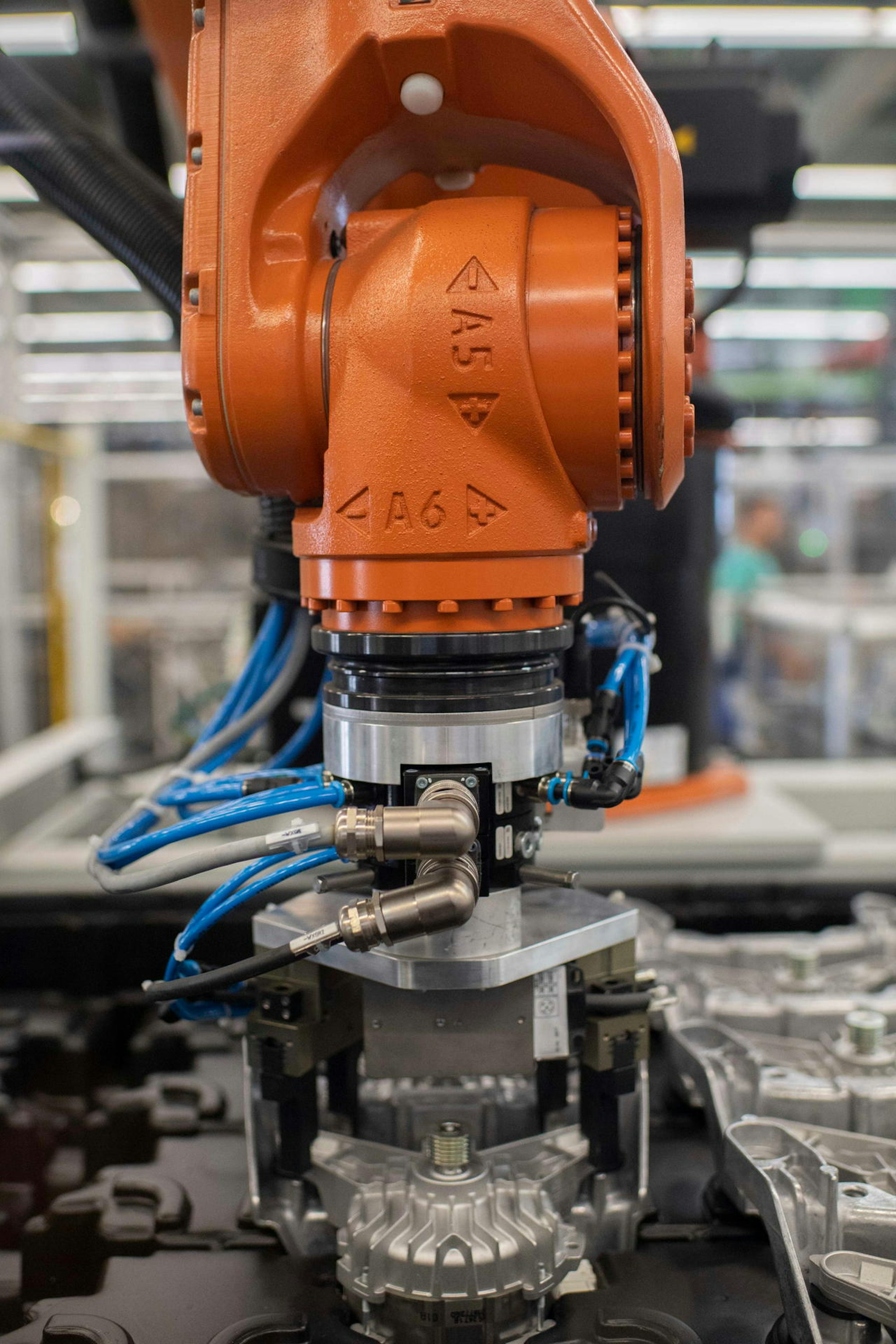 Produktion auf hohem technischen Niveau: Präzise und schnell werden Teile – auch mit Hilfe von Roboterarmen – zusammengesetzt.