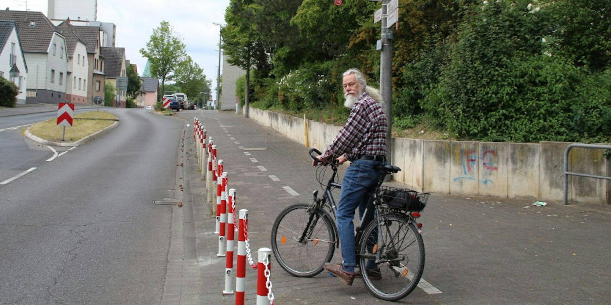 Erich Hermans fordert eine Fahrradstraße. Seit einiger Zeit verhindern Ketten, dass Radfahrer hier die Straße kreuzen.