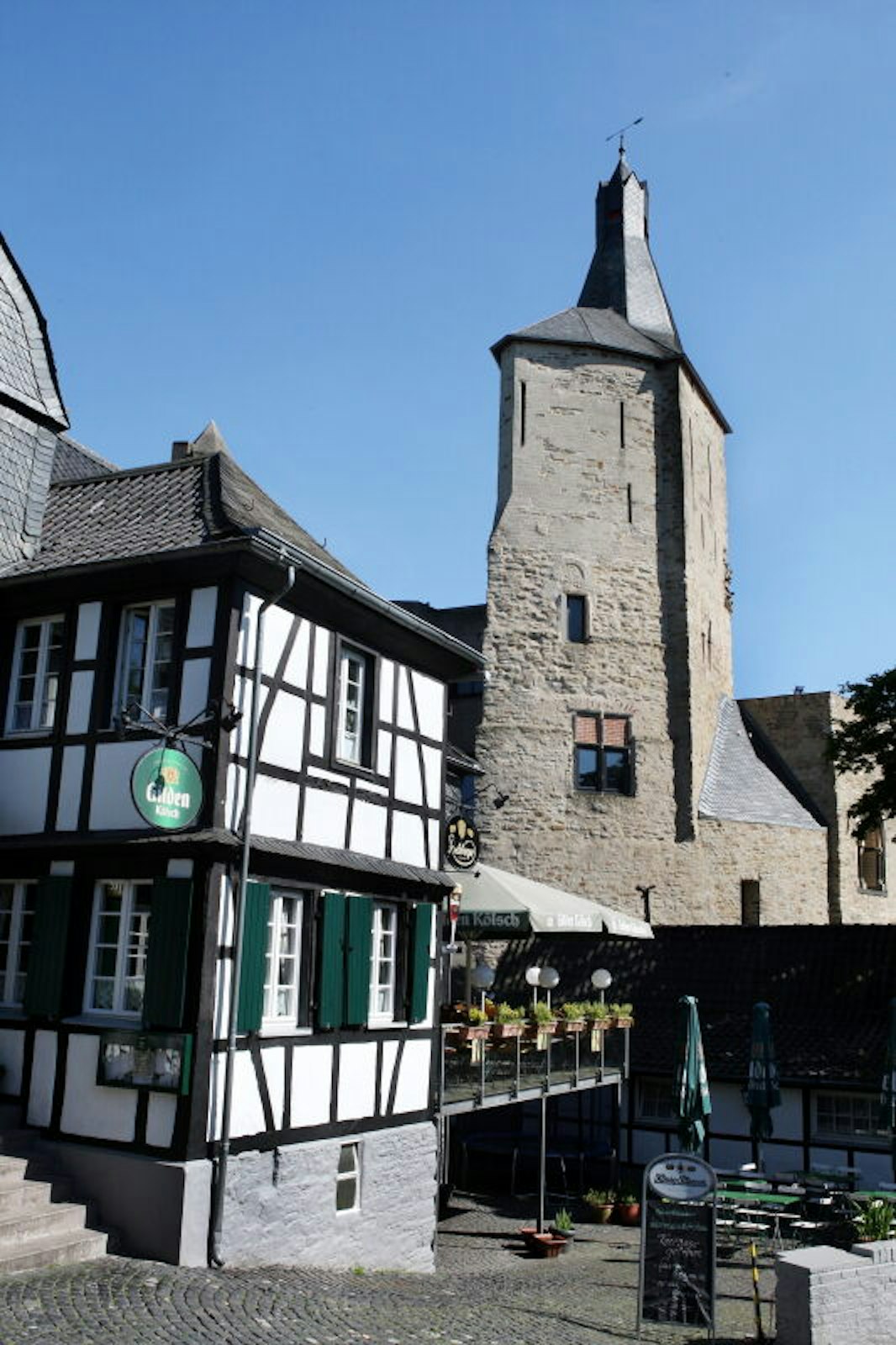 Das historische Bensberg: Gawsthaus Wermelskirchen an der Mauer des Alten Schlosses (heute: Rathaus)