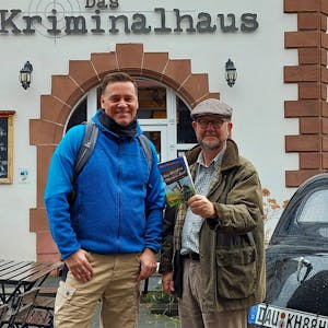 Im Hillesheimer Kriminalhaus präsentierte Holger Wienpahl als Herausgeber (l.) mit Verleger Ralf Kramp das Buch „Das Wandern ist des Mörders Lust“.