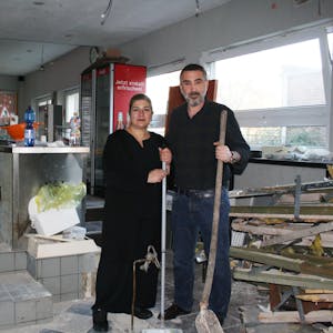 Der Gaziantep-Grill gleicht nach dem Hochwasser einer einzigen Baustelle, Hanin und Turgay Akyüz packen an.