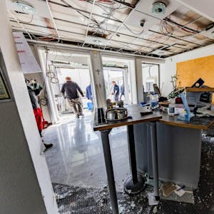 In der Bankfiliale richtete die Sprengung Schaden an.