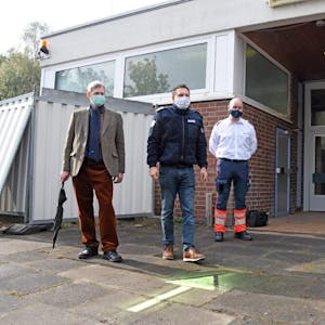 Ampel auf Grün: Martin Oehler (l.) Tim Feister und Einsatzkoordinator Emir Salkic vor dem Eingang zum Testzentrum.