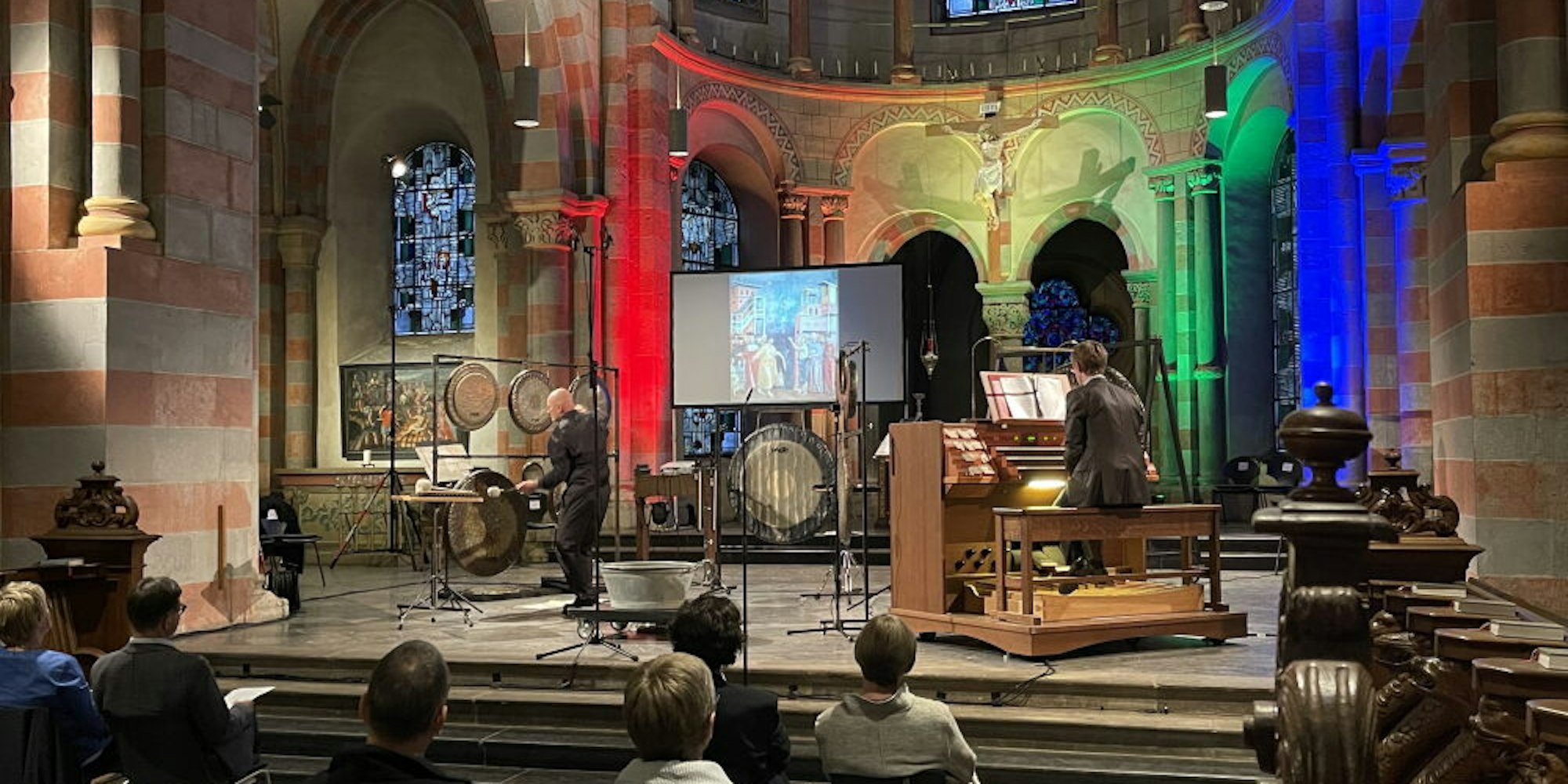 Stationen aus dem Leben von Franziskus wurden von Uwe Fischer-Rosier an den Gongs und Christoph Ritter (Orgel) präsentiert.