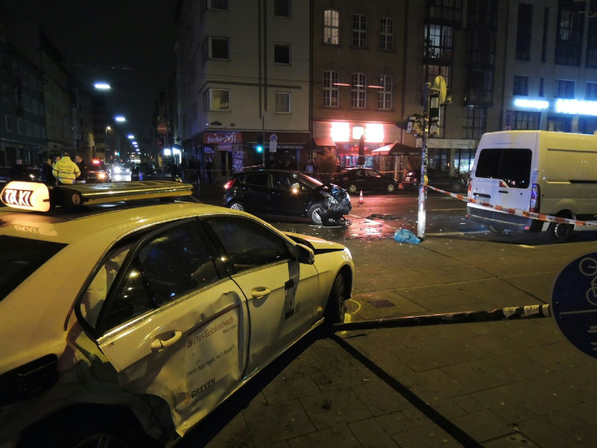 Das demolierte Taxi und der zerstörte Ford auf der Aachener Straße