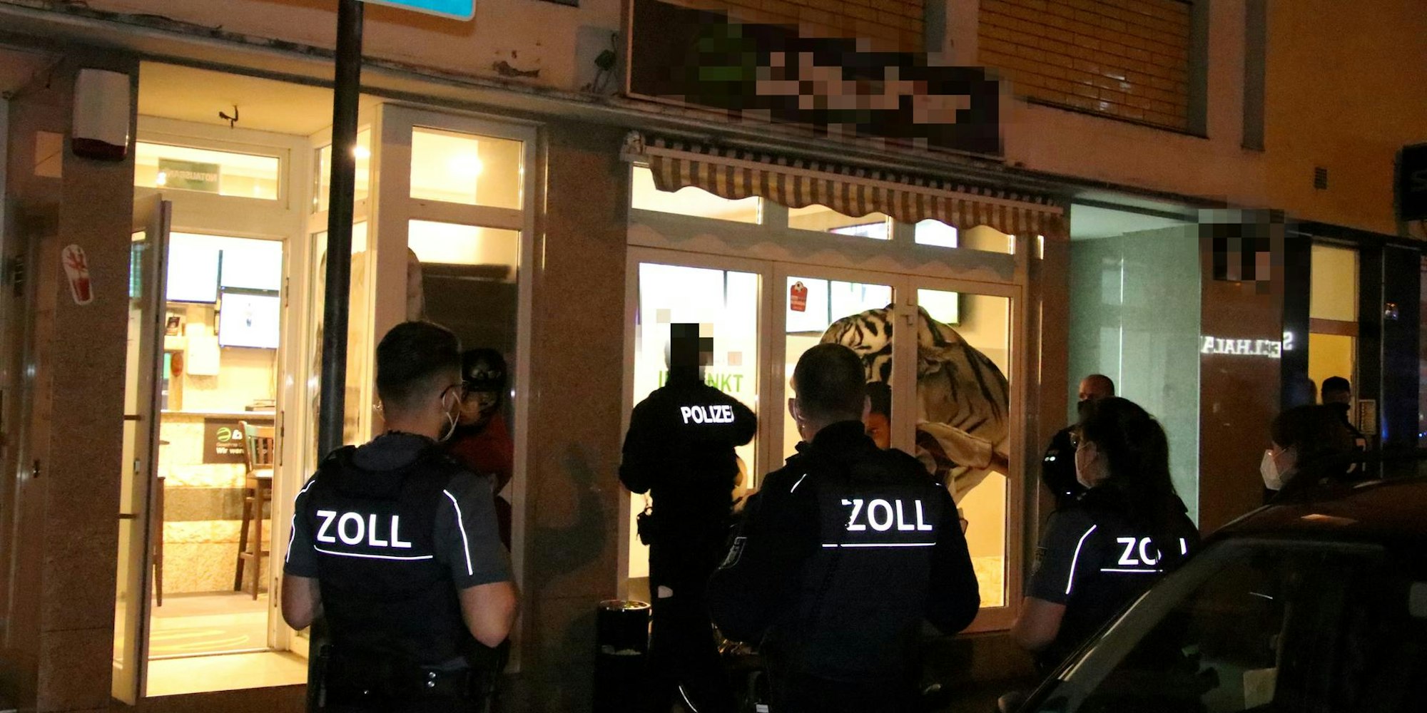 Polizisten bei Razzia in Köln-Kalk am 12. September