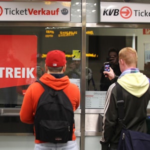 Nicht nur die KVB wird am Montag (27. März 2023) in Köln bestreikt – auch die Deutsche Bahn und der Flughafen Köln/Bonn sind betroffen (Symbolfoto).
