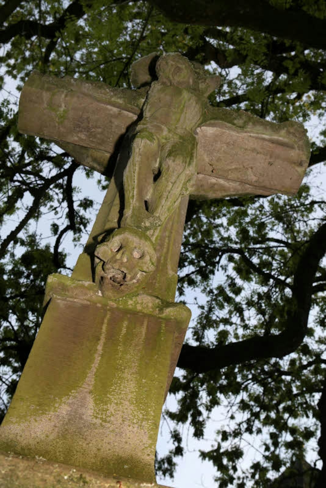 Das Hochkreuz auf dem Kirchhof der Odenthaler Kirche St. Pankratius stammt aus dem früheren Zisterzienserkloster Altenberg.