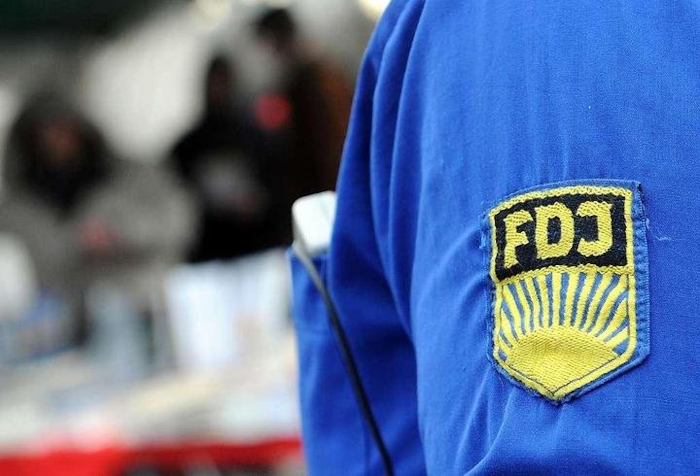 In Westdeutschland verboten, im Osten erlaubt: Seit Jahren kommt es immer wieder zu juristischen Auseinandersetzungen um die FDJ-Hemden.