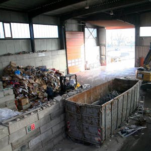 Die Abfälle werden in den Hallen nach Wertstoffen sortiert, von Hand und von Maschinen.