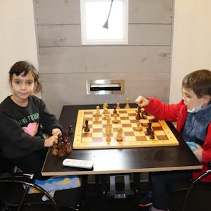 Luna und Oskar sind die jüngsten Mitglieder des Kölner Schach-Vereins.