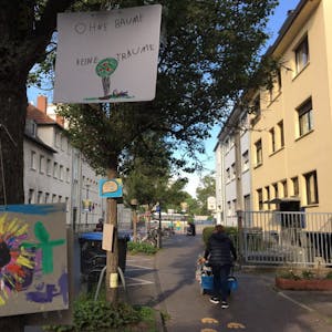 Die bunten, von Kindern gestalteten Plakate an der Carl-Schurz-Straße ernten verwunderte Blicke der Passanten. Initiator der Aktion sind die Brühler Grünen.