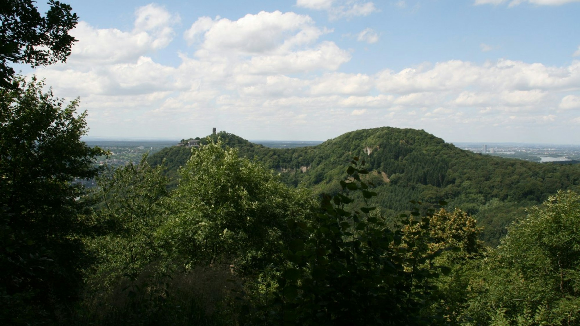 Breiberg: Ein kleiner entlegener Gipfel mit Blick auf Rhein und Drachenfels.