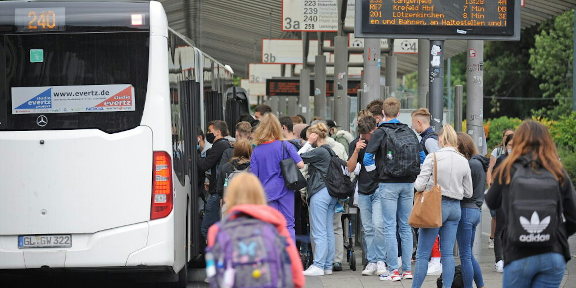 Die Abstands-Gebote und Hygiene-Vorschriften können Kinder und Jugendliche im Schulbusverkehr nicht einhalten.