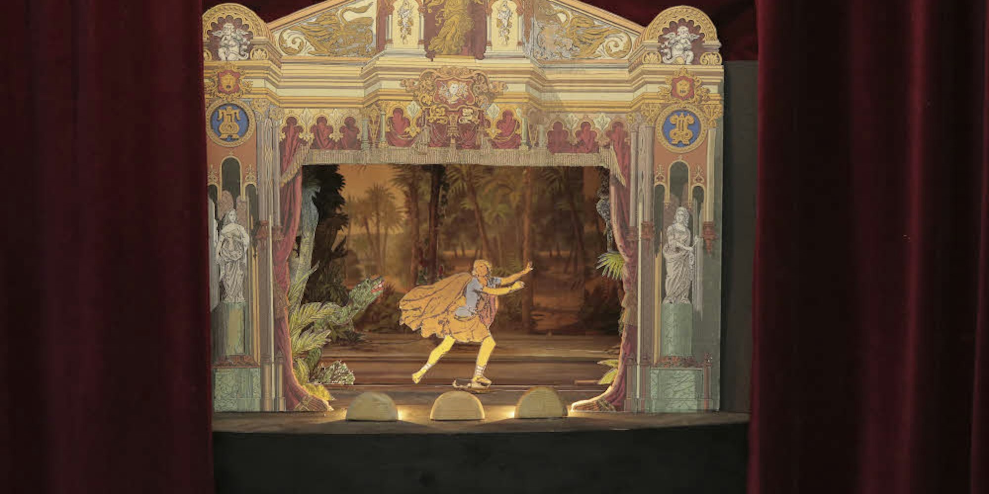 Tamino flieht vor dem Ungeheuer: Eine Szene aus der Oper „Die Zauberflöte“, die am Sonntag, 8. April, in Wipperfeld aufgeführt wird.